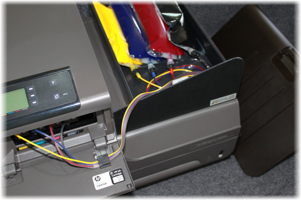 Simple integration of the 2-Liter CISS below the paper catch tray.