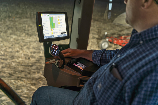 The Case IH Multifunction Handle has been updated with redesigned buttons that are larger and more comfortable to use. By touch alone, the operator can differentiate functions, and the illuminated con