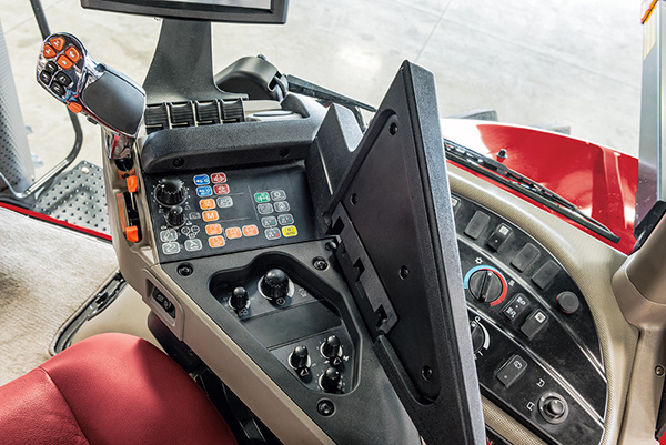 Guided by customer input, Case IH redesigned the MultiFunction handle on the Multi-Control armrest, to make operation even simpler. On the new Magnum series, the buttons are raised, larger, softer and