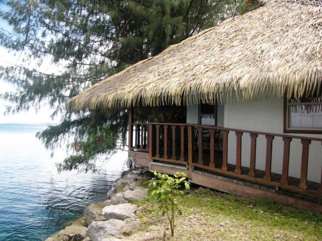 This bungalow of the Marshall Islands' Hotel Robert Reimers reaches out directly to the water.