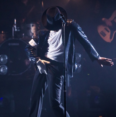 Anthony King as Michael Jackson, the moves, the music and the voice