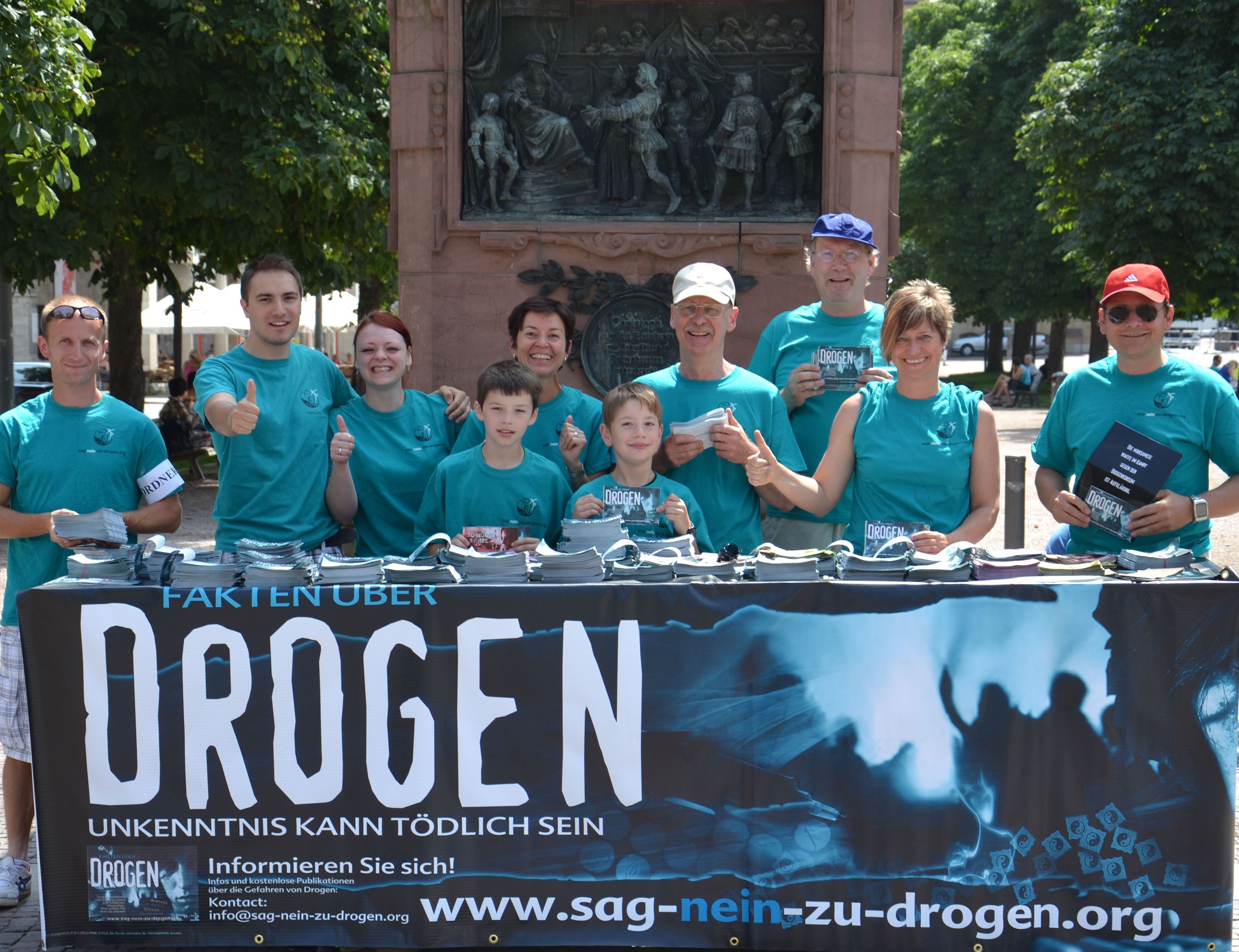 “Say No to Drugs, Say Yes to Life” volunteers of the Church of Scientology of Stuttgart promote drug-free living.