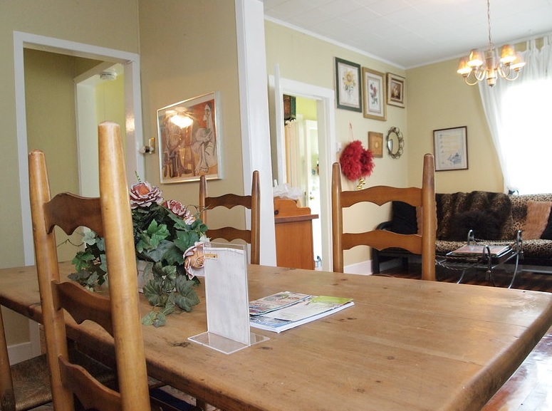 Dining and living room at Niagara Cottage Rental