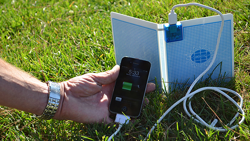 Suntactics sCharger-5 Charging iPhone