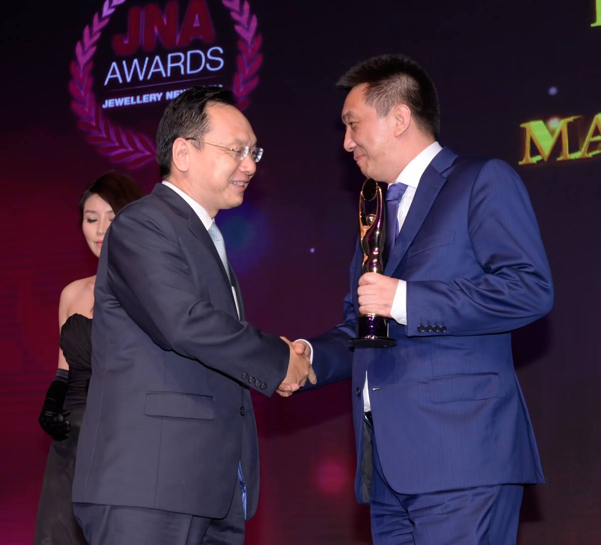 Li Chongjie, receives Manufacturer of the Year and Industry Innovation awards at the JNA ceremony