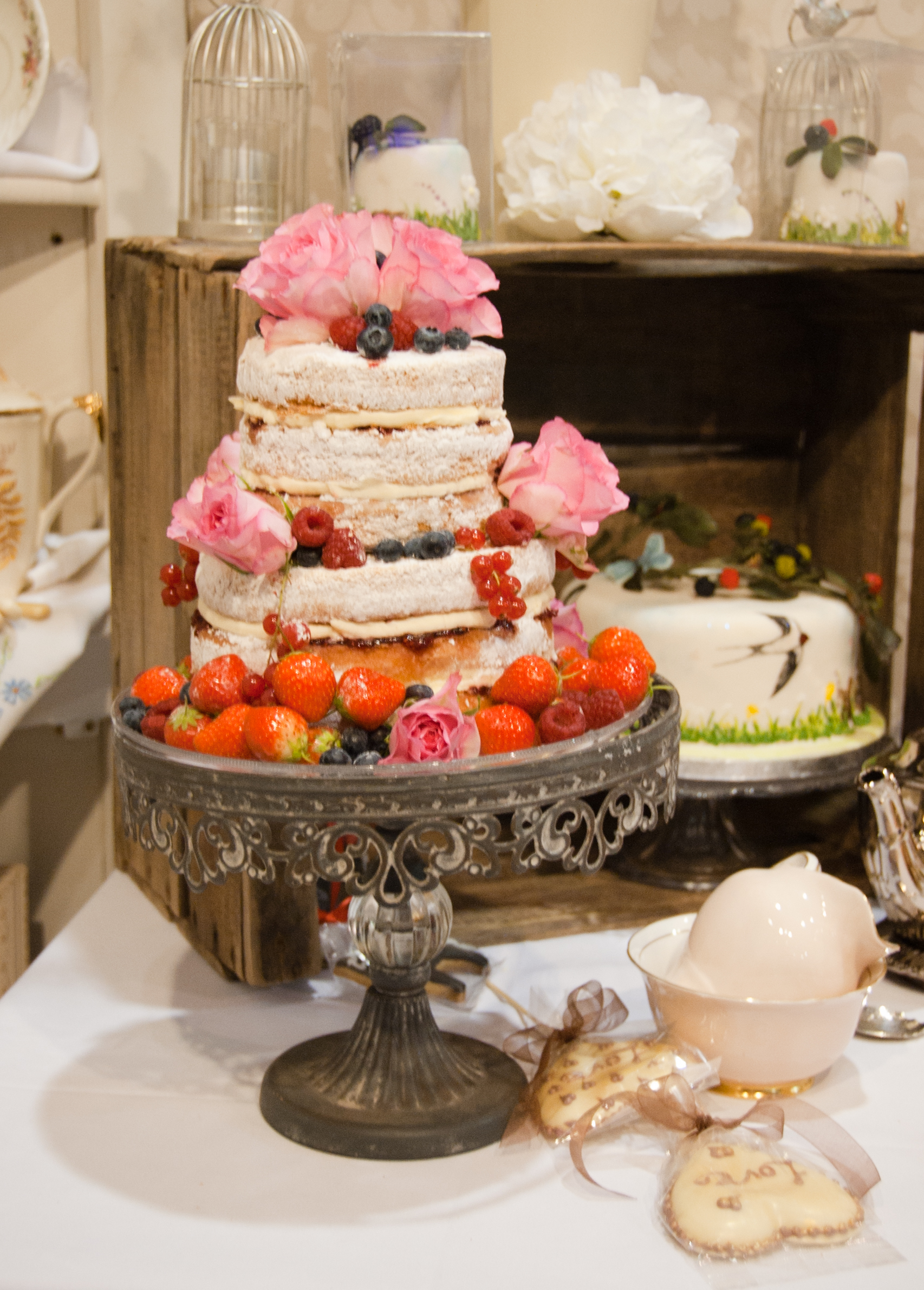 Attractive wedding cake stand