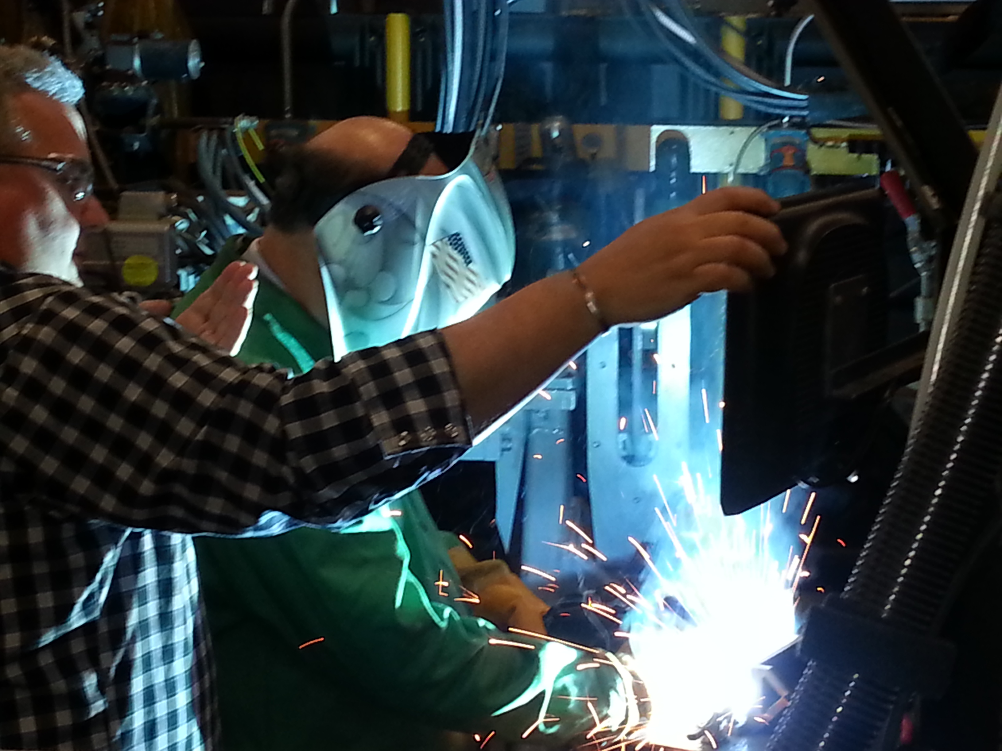 A first-time welder uses the RealWeld Trainer for live evaluation
