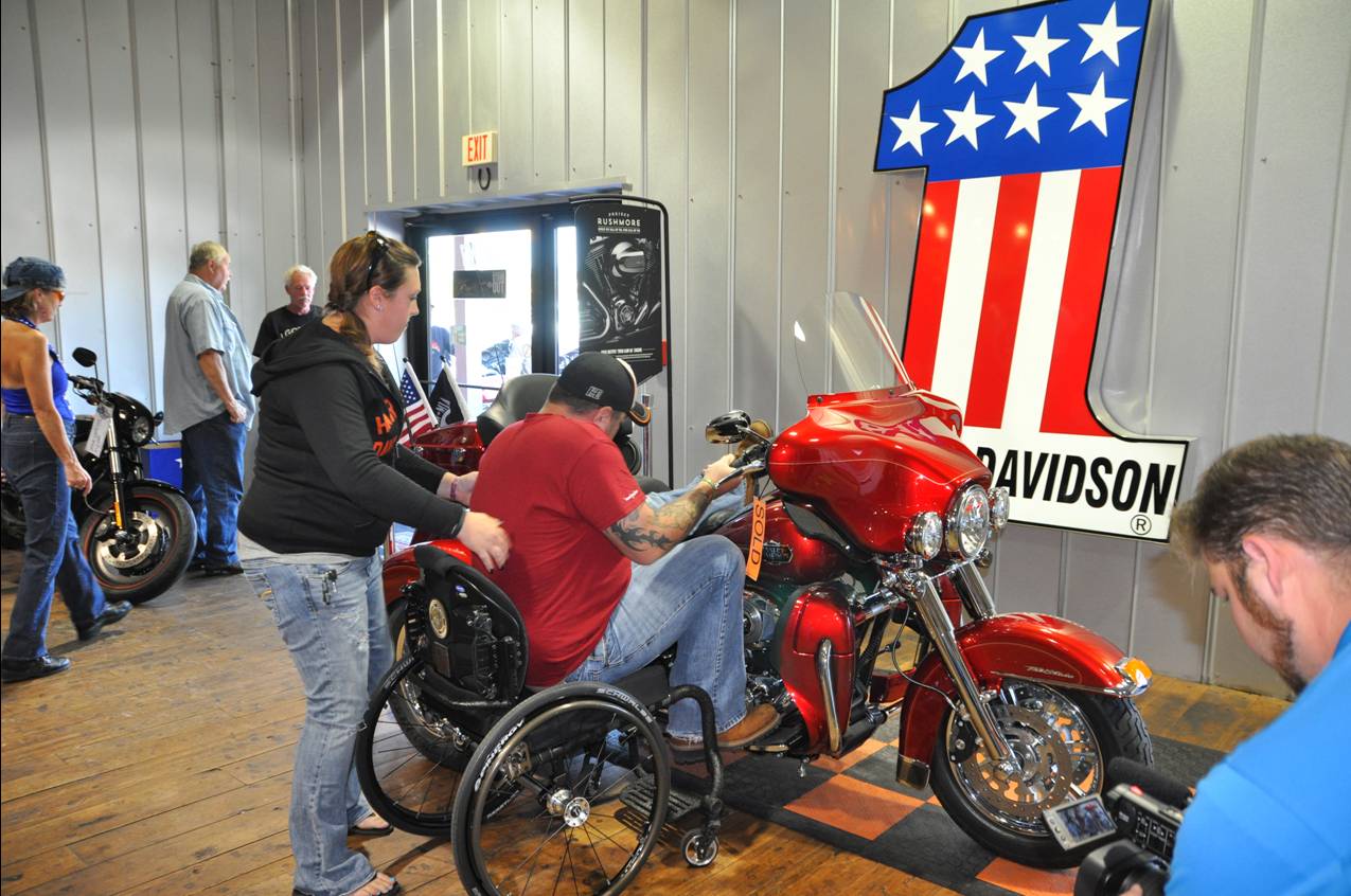 Wounded Warrior Pulls Himself onto his Harley