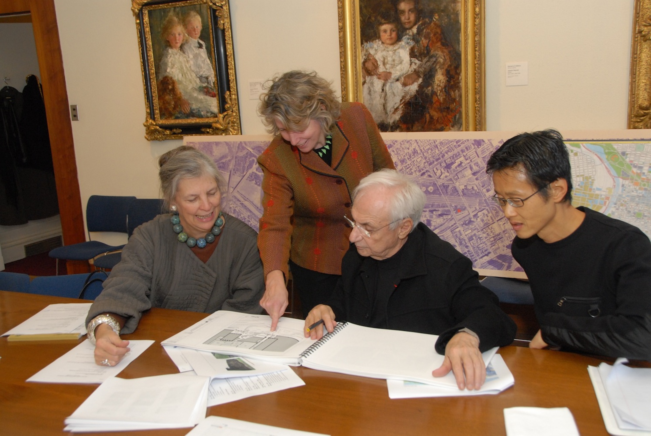 Anne d’Harnoncourt (wearing a Ford/Forlano necklace),Gail Harrity,Frank Gehry and assistant
