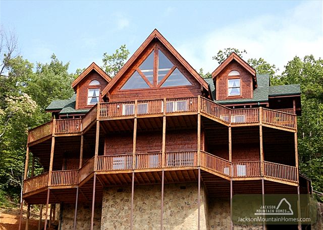 When families use Jackson Mountain Homes’ three steps to a stress-free vacation in Gatlinburg TN, they can enjoy the mountains from one of Jackson Mountain's Gatlinburg cabin rentals.