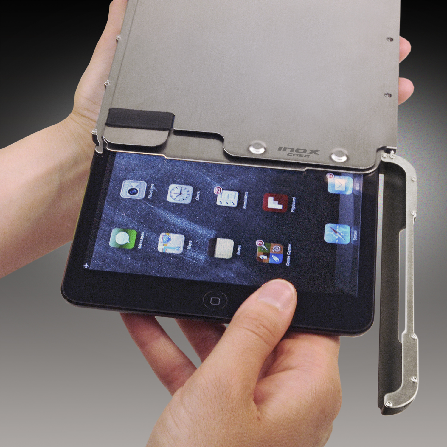Inserting the iPad mini into the iNoxCase IMINIS