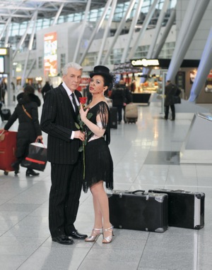 Nataliya Kovalova (Sylva Varescu), Bruce Rankin (Edwin Ronald); at Düsseldorf Airport. Foto @ Hans Jörg Michel