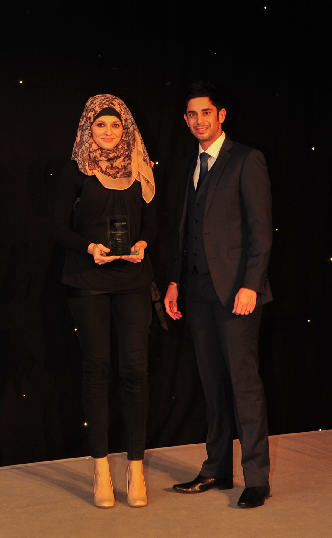 ID Medical’s Mental Health Division Manager, Harjit Nandha presenting an award to Mersey Care NHS Trust’s Shameem Zia Gissa.