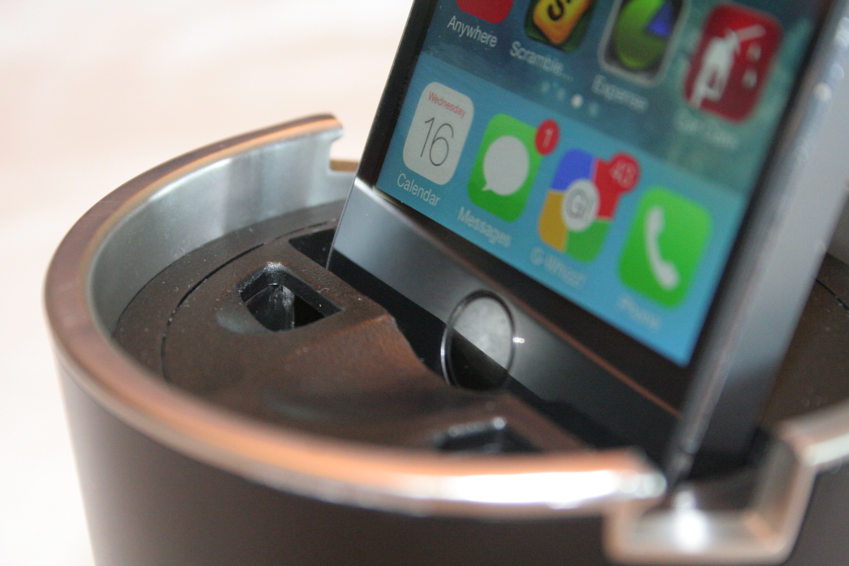 An Extremly Easy To Mount iPhone Dock