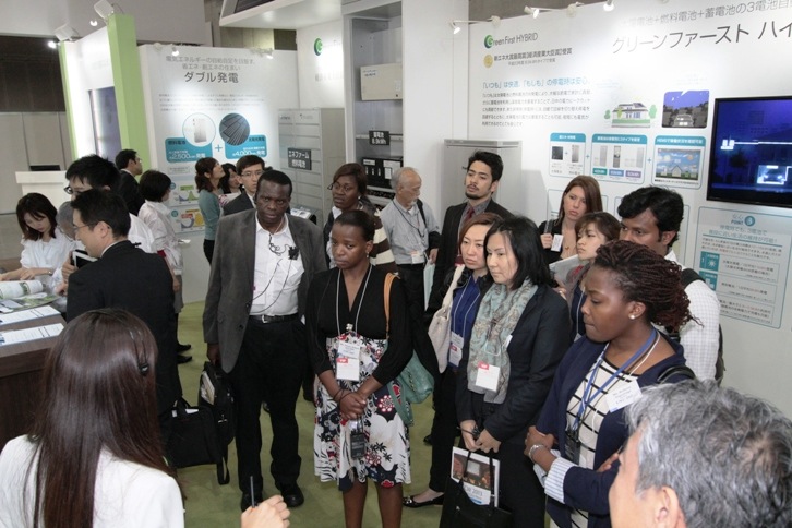 International Visitors Make New Contacts During Exhibition