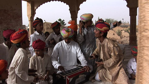 The Khans, part of the lowest caste in India perform in Kanoi (Kanoi, Rajasthan, India) |