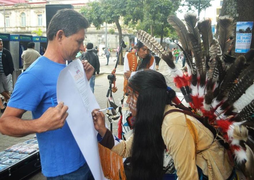 Volunteers from the Church of Scientology Mission of Costa Rica collected signatures on a petition to mandate human rights education in the country.