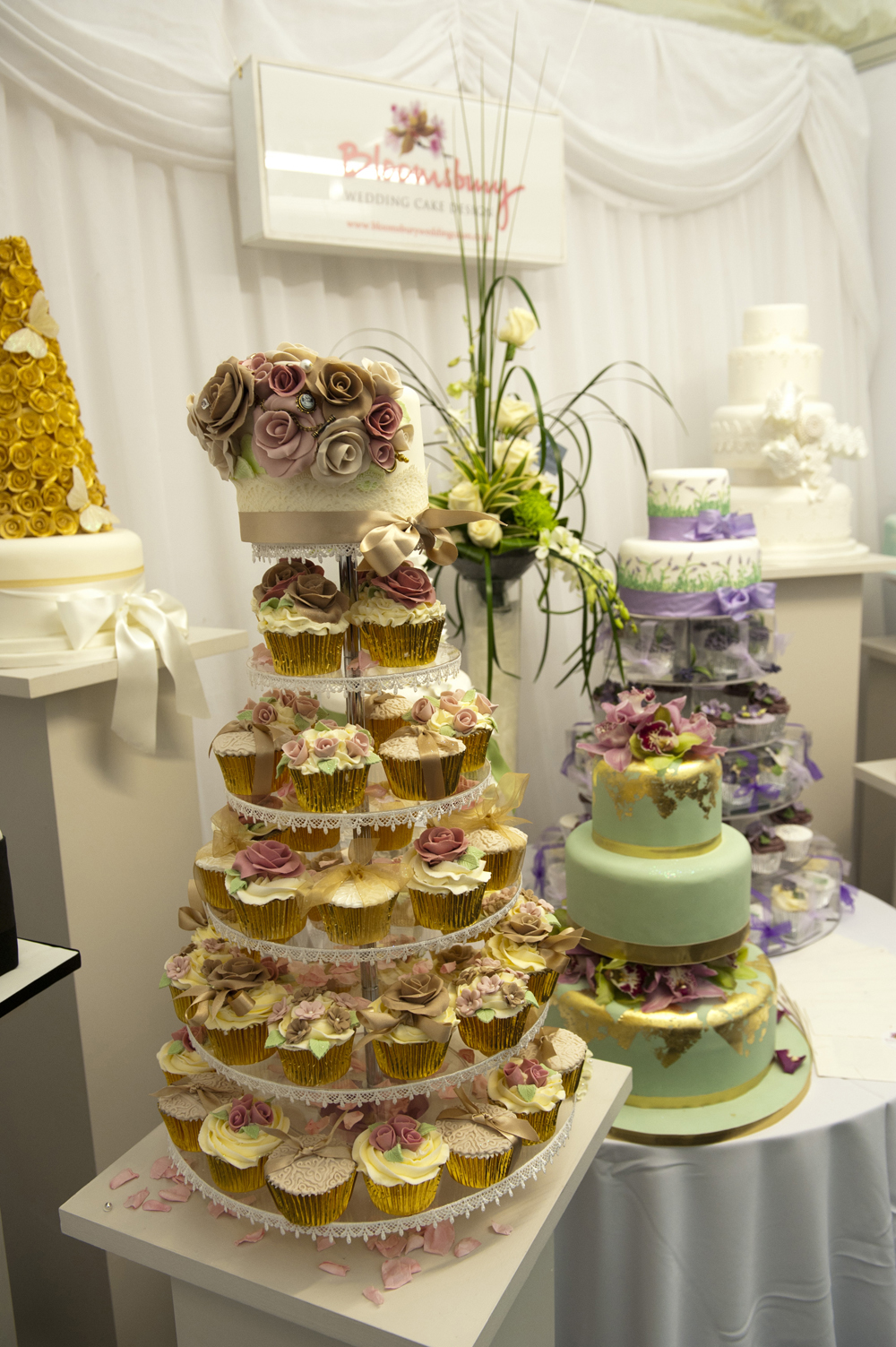 Gain ideas for decorating your wedding cake