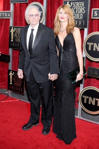 Laura Dern (R) carries the Jill Milan New Canaan Clutch to 20th Annual SAG Awards with her father Bruce Dern, Jan 18 2014 in Los Angeles. (Photo: Kevork Djansezian, Getty Images)