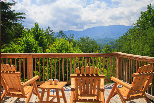 Honeymoon cabins in Gatlinburg provide spectacular views of the Great Smoky Mountains National Park.