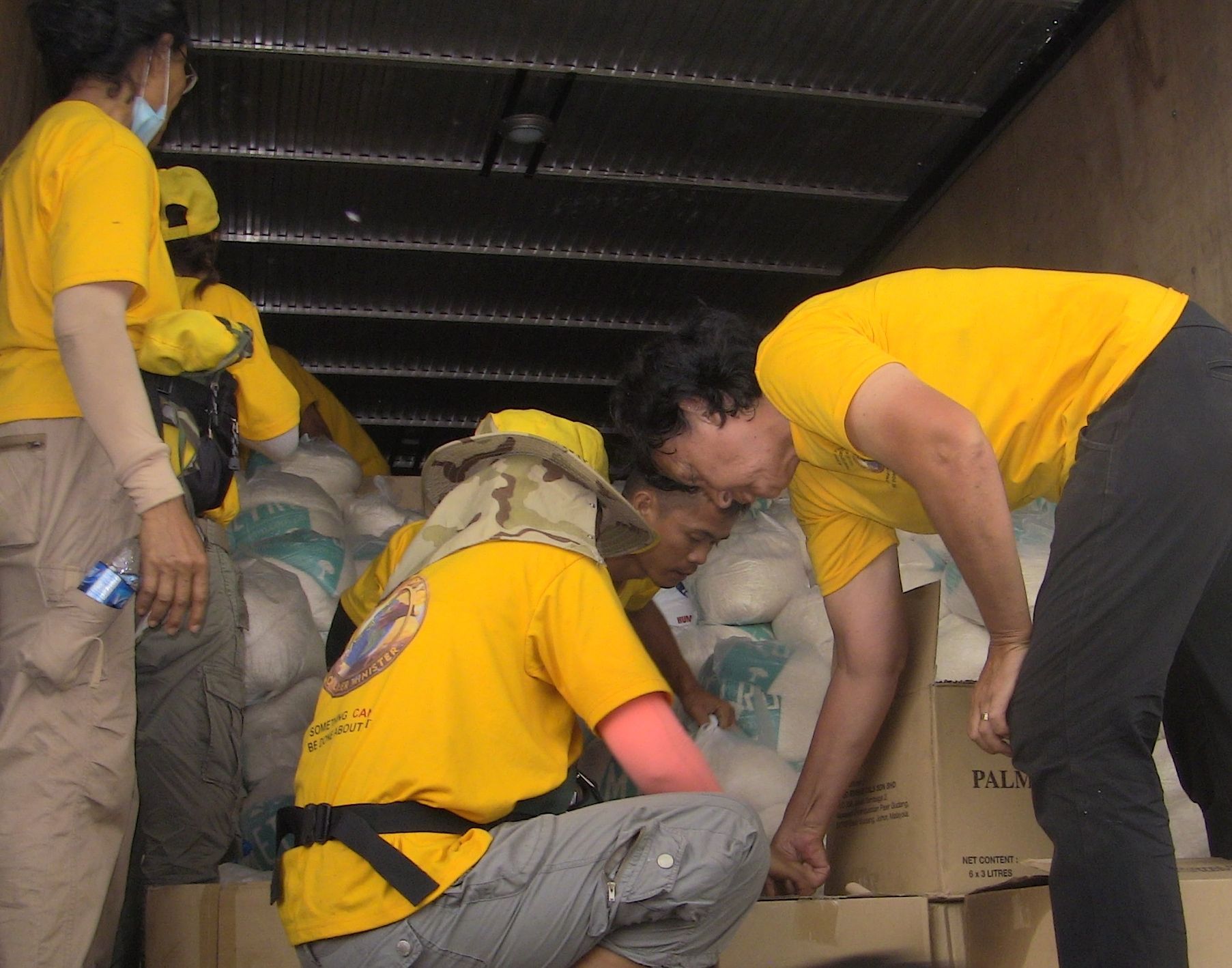 Scientology Volunteer Ministers unload supplies for distribution to those in need following Typhoon Yolanda.