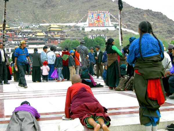 Tibetans Worshipping Buddha