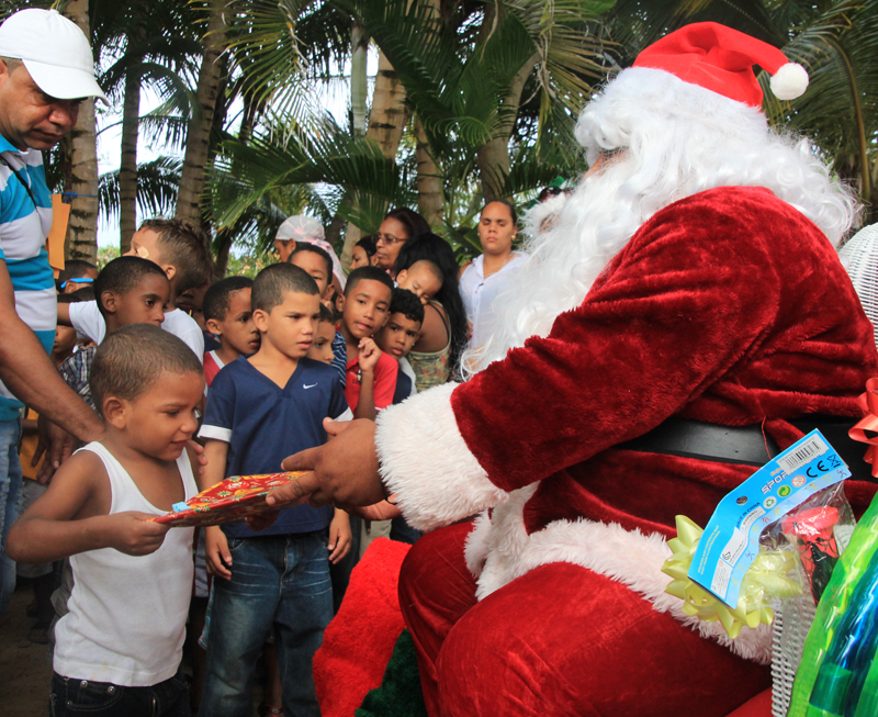 Santa gives presents to the children from the La Ceiba school