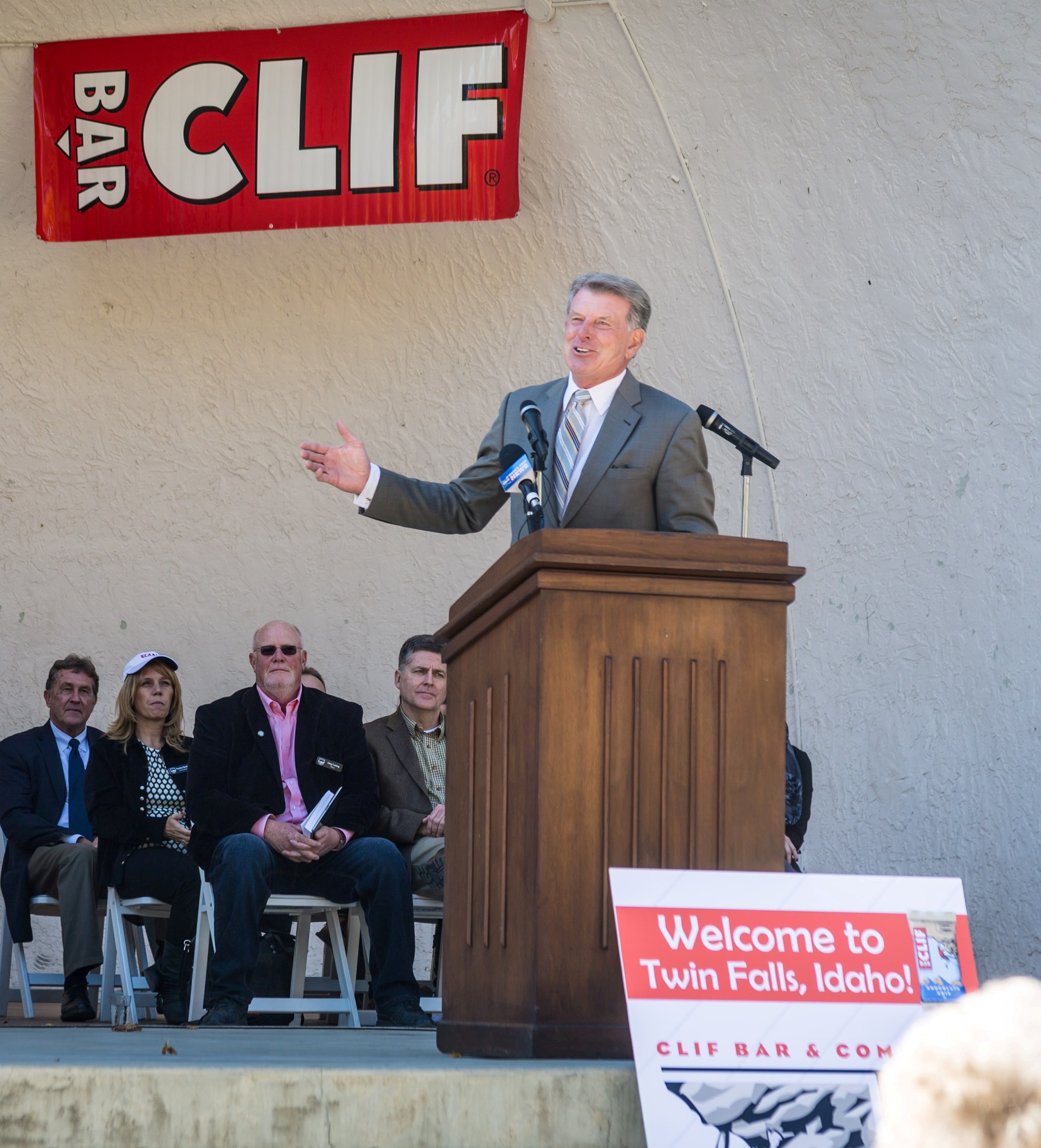 Idaho Governor C.L. “Butch” Otter welcomes Clif Bar to Twin Falls at Clif Bar’s October 2013 announcement to invest $160 million to build a state-of-the-art LEED Silver certified bakery.