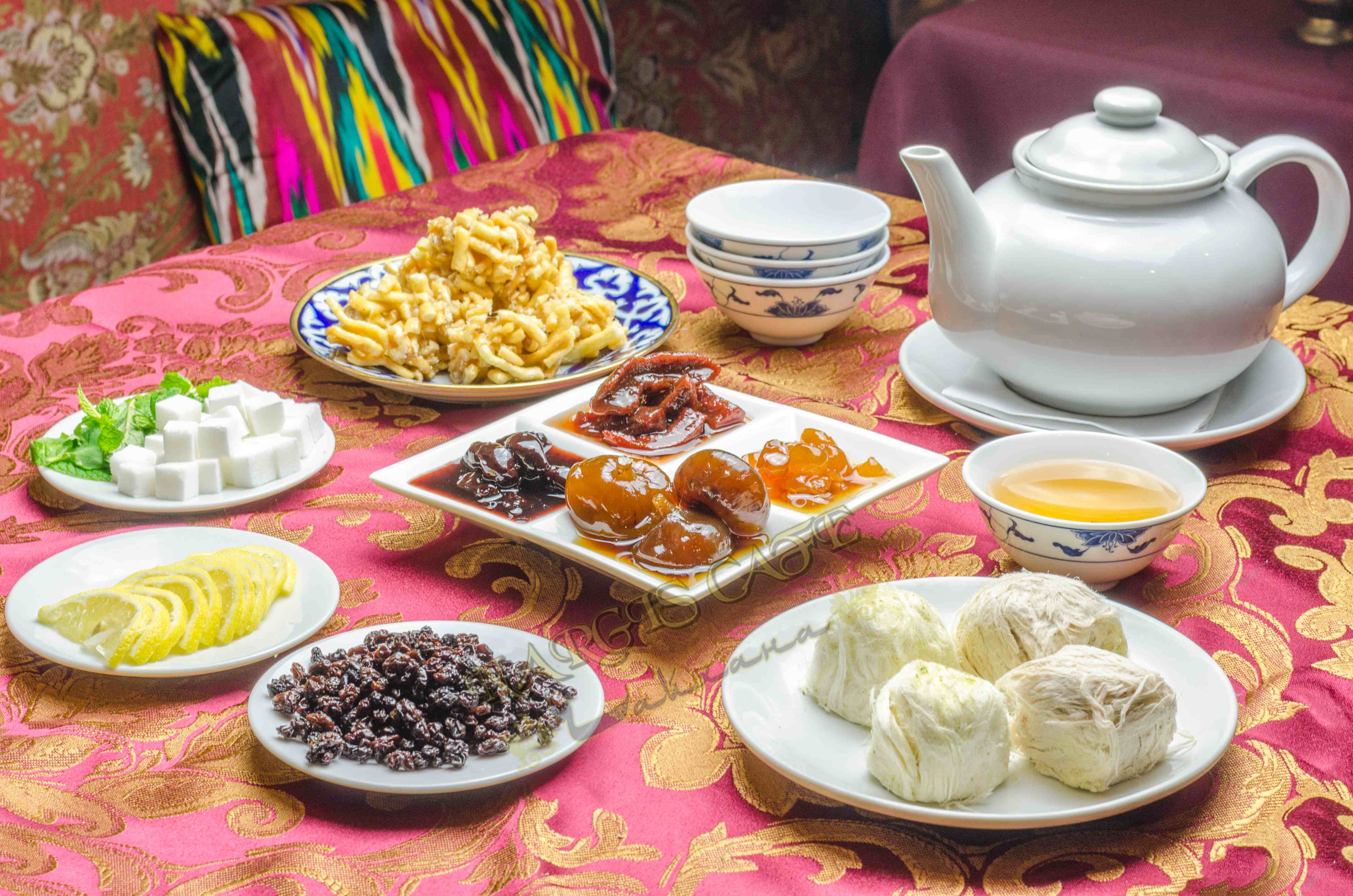 Чайная закуска. Узбекское чаепитие. Чайная церемония в Узбекистане. Восточные сладости к чаю. Восточный стол к чаю.