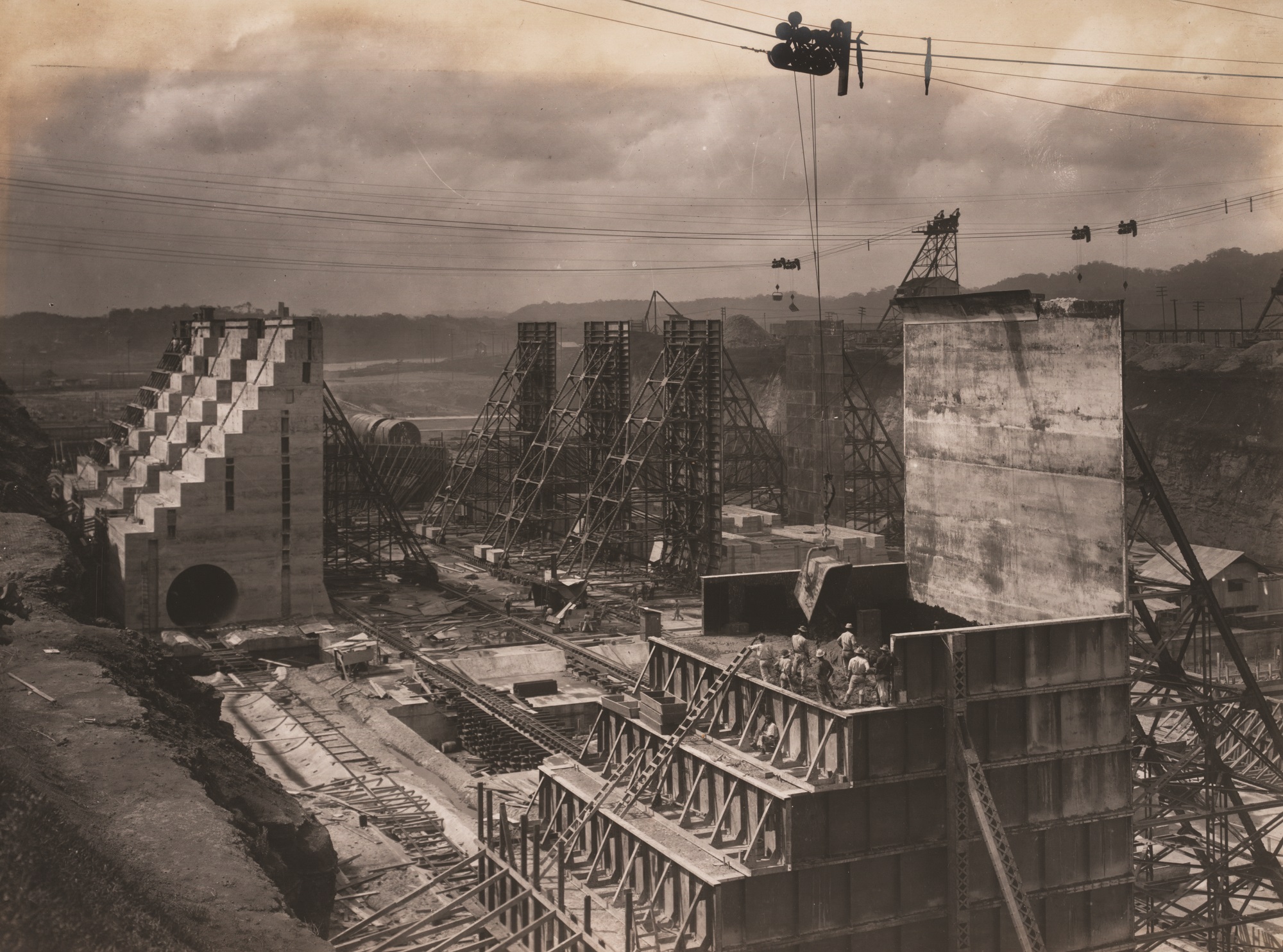 Constructing the sidewall monoliths for the upper lock at Gatun, 1910