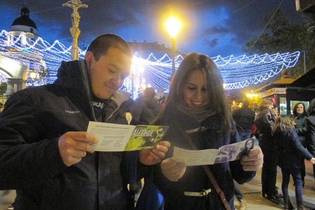 Drug prevention volunteers from the National Church of Scientology of Spain distribute The Truth About Drugs booklets to tackle cocaine and cannabis use in their country.