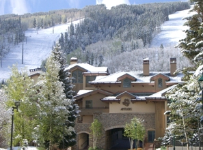 Award-winning Antlers at Vail hotel is offering special rates for April Taste of Vail and Pink Vail participants © Antlers at Vail