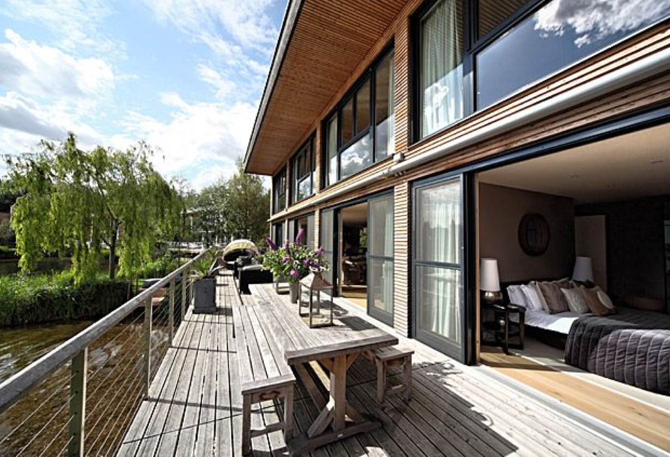 Introducing Glass House: A Spacious Lakeside Cotswold Holiday Home