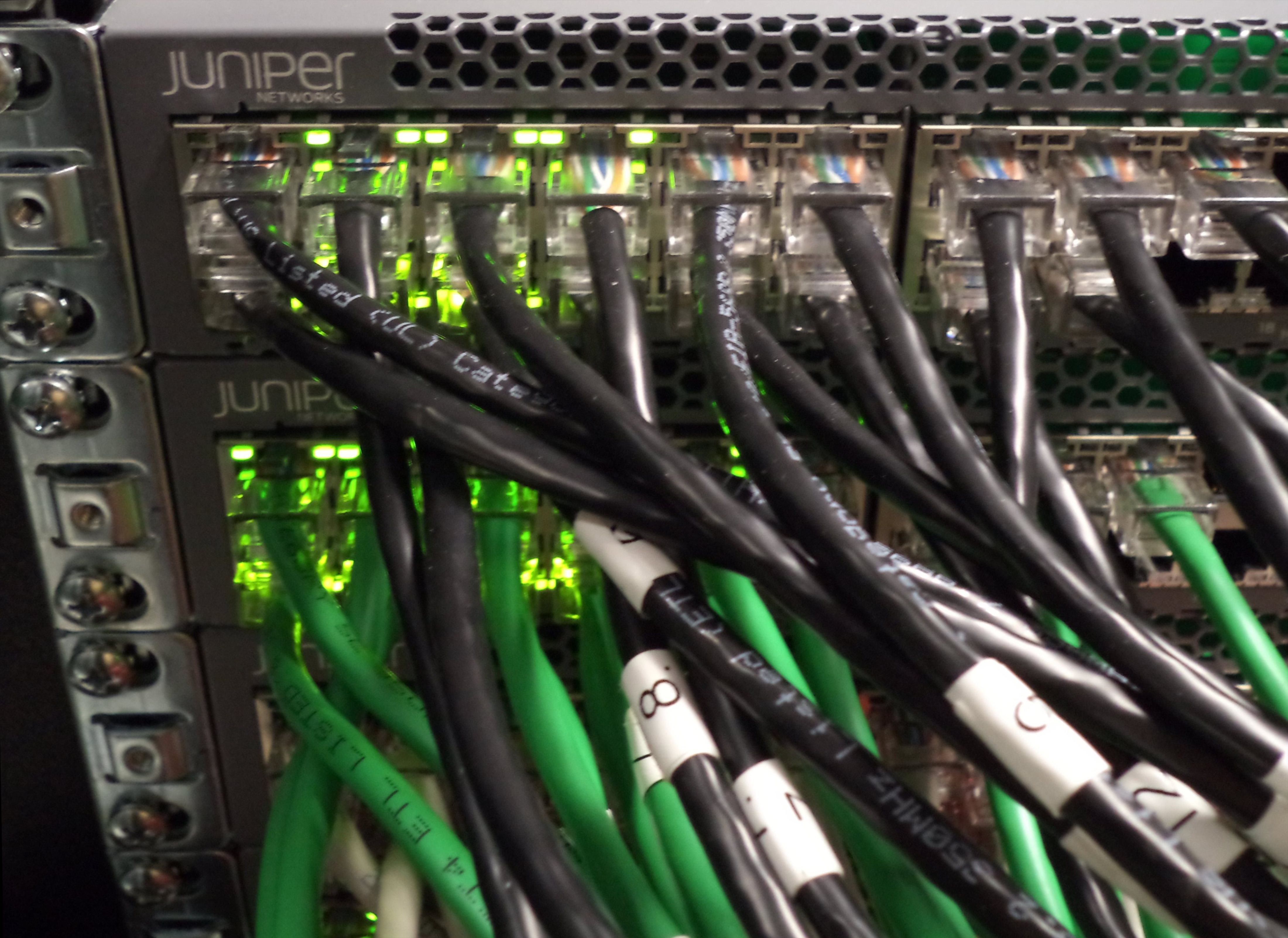 Network pro. Коммутационная панель Juniper. Juniper Networks зеленая. Juniper оборудование. Клемма для сетевого оборудования Juniper.