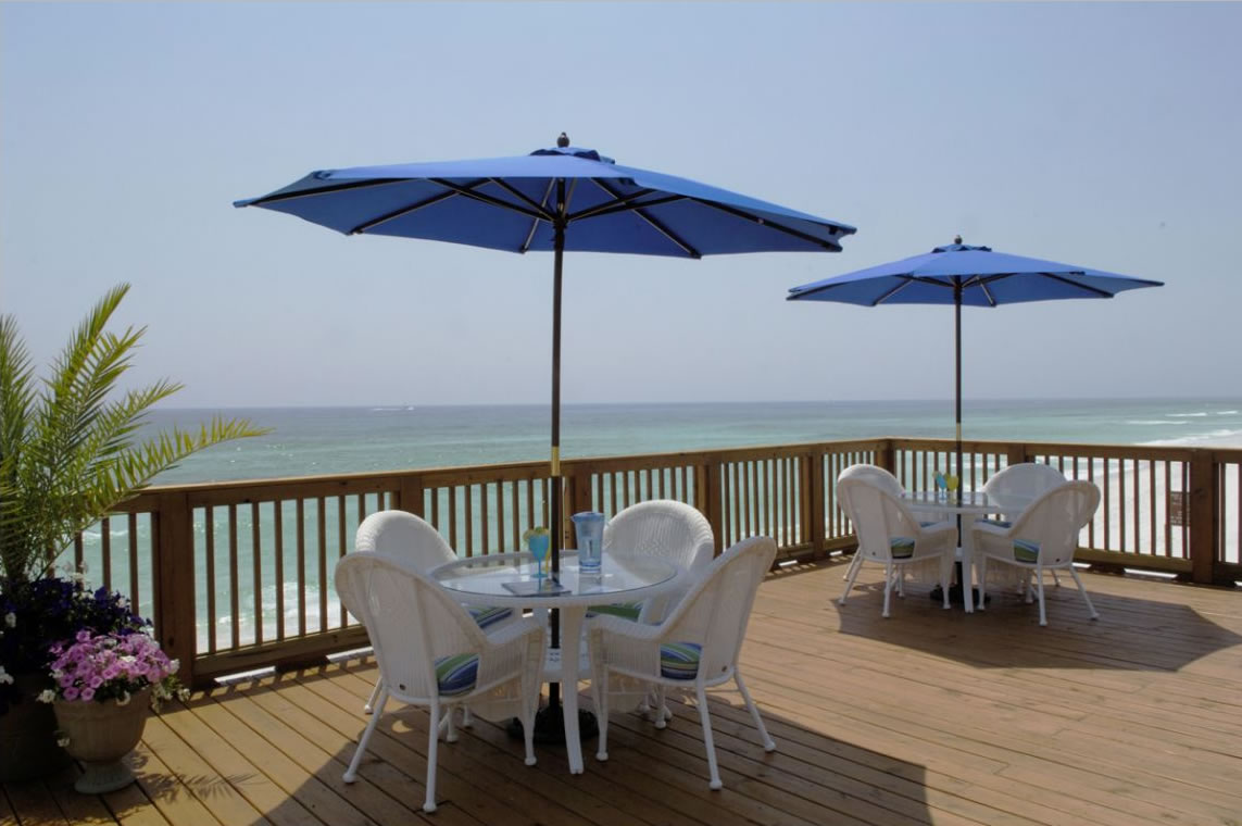 Henderson Park Inn, the premier bed and breakfast in Destin, offers guests a variety of relaxing outdoor amenities including complimentary bike rentals, beach chairs and outdoor fire pits.