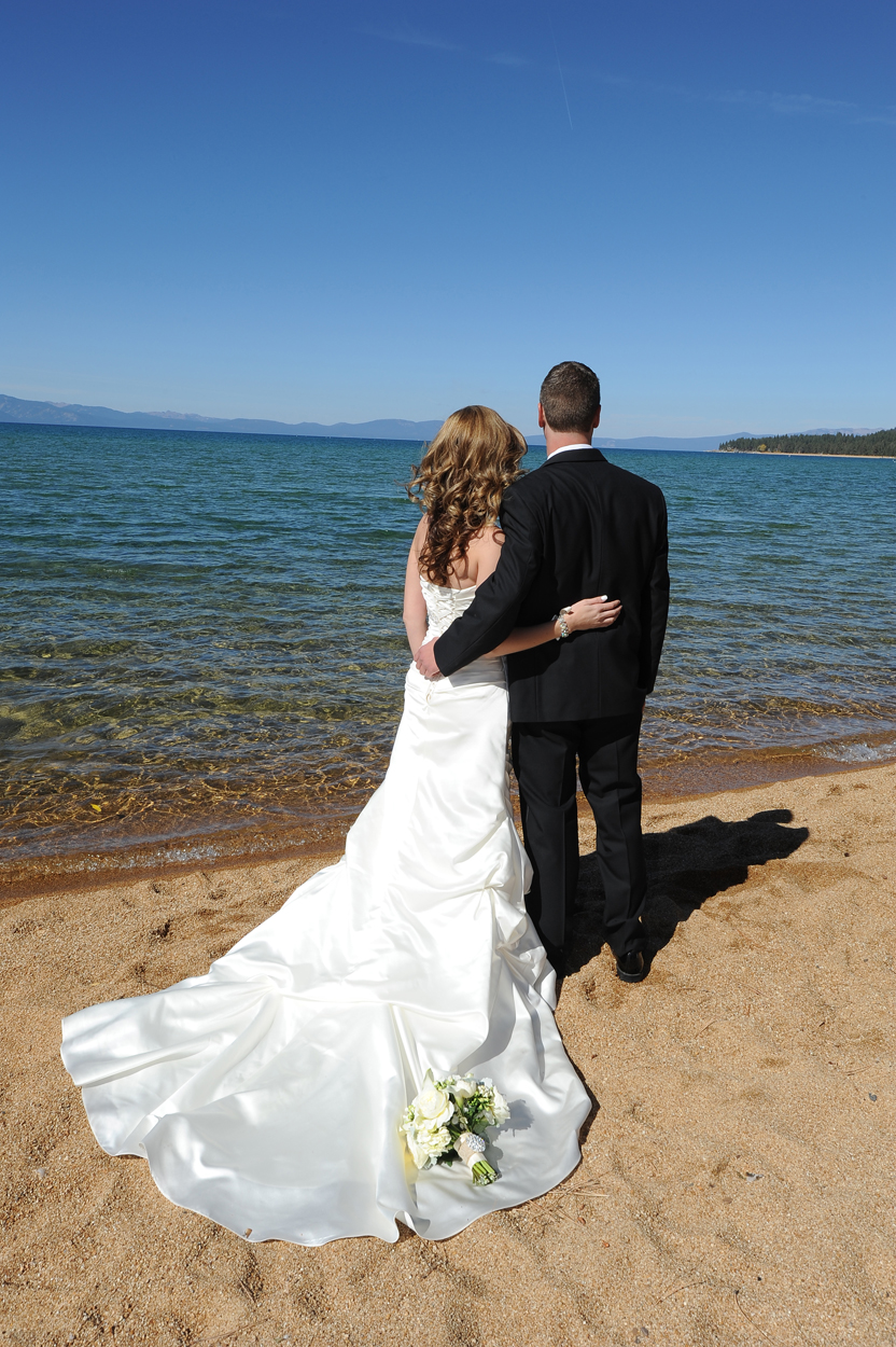 Bride and groom can use The Landing’s private beach access for Lake Tahoe photo ops. © The Landing Resort & Spa