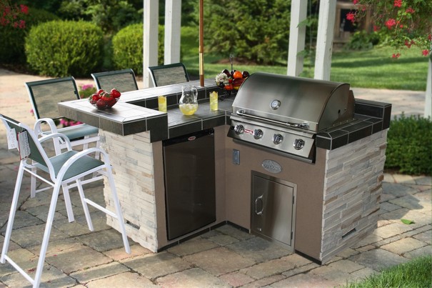 Best in Backyards, a Connecticut and New York-based retailer of outdoor kitchens, cedar swing sets and more, is partnering with grill manufacturer Bull to host a Bull Burger Battle May 31 in Mahopac,