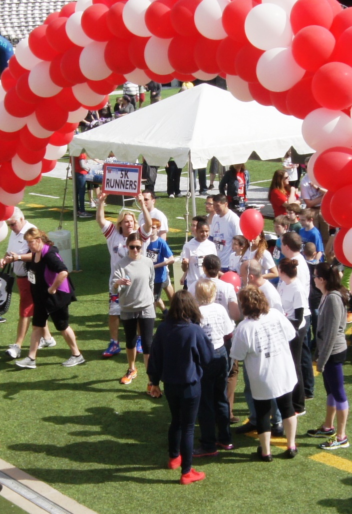 NY Giants super-fan Joe Ruback, best known as "License Plate Guy" leads the 5K runners