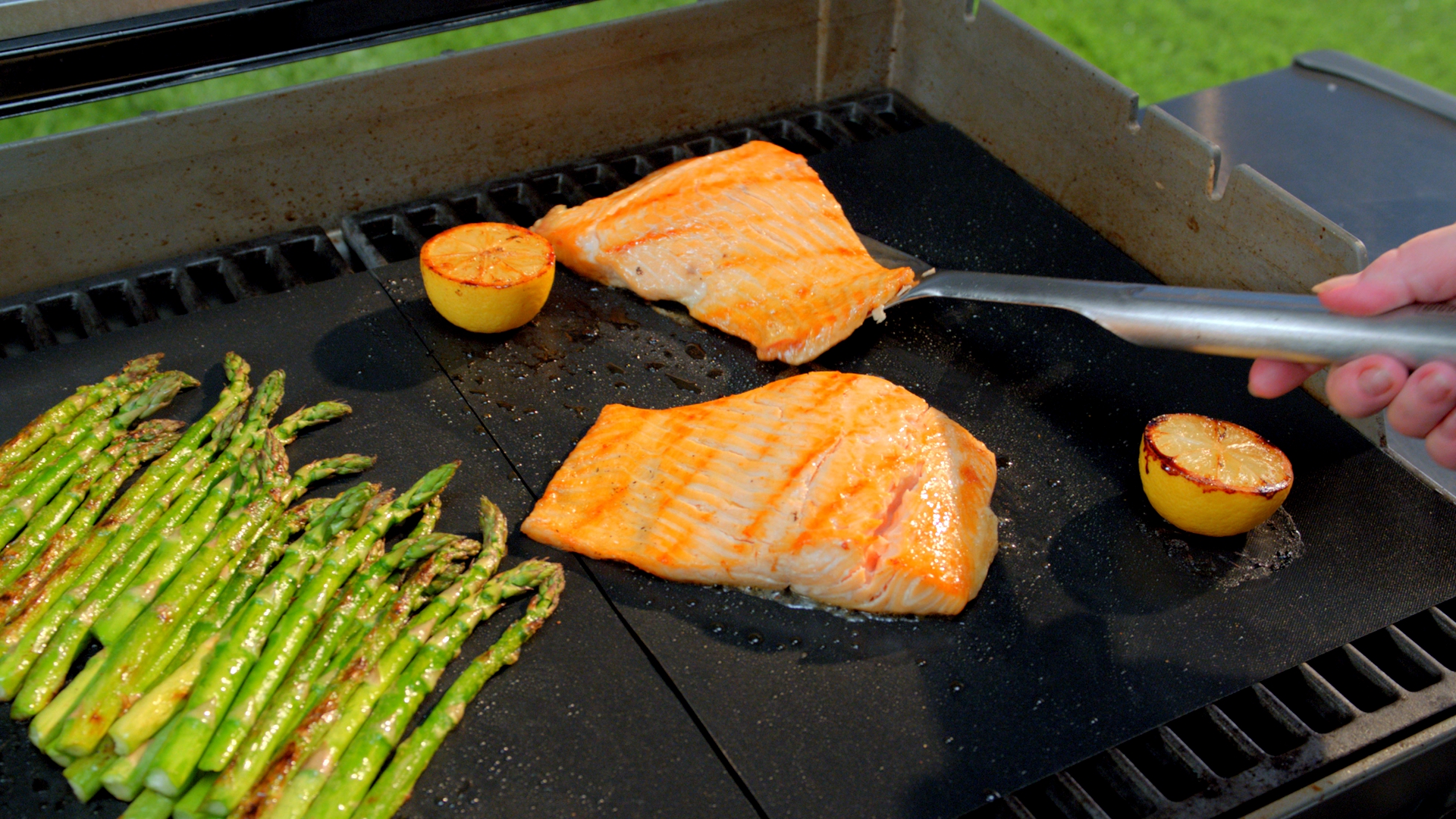 The original Miracle Grill Mat not only wipes clean but also delivers grilling perfection, ensuring meat, fish and veggies won’t stick or fall into the grill.