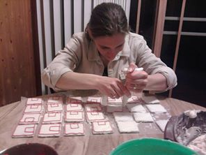 Lefty mom Katie Brown decorating cookies left-handed.