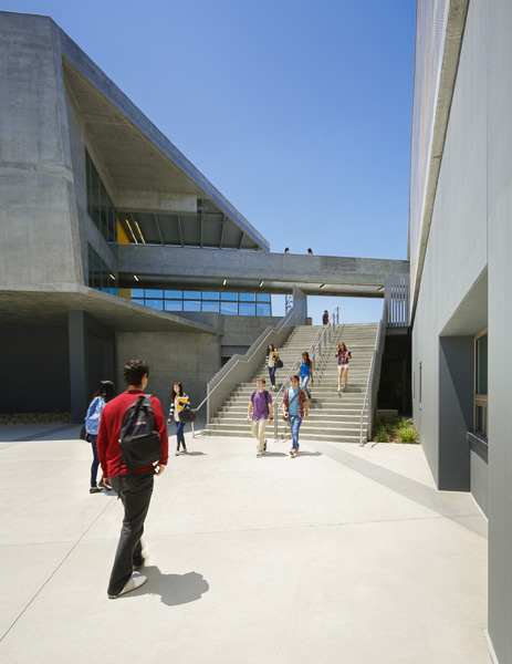 The multi-level higher education facility uses indoor and outdoor amenities to create a fluid learning and social community.