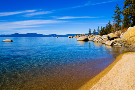 The Landing provides guests with private access to Lake Tahoe’s sandy Lakeside Beach (© The Landing Resort & Spa).
