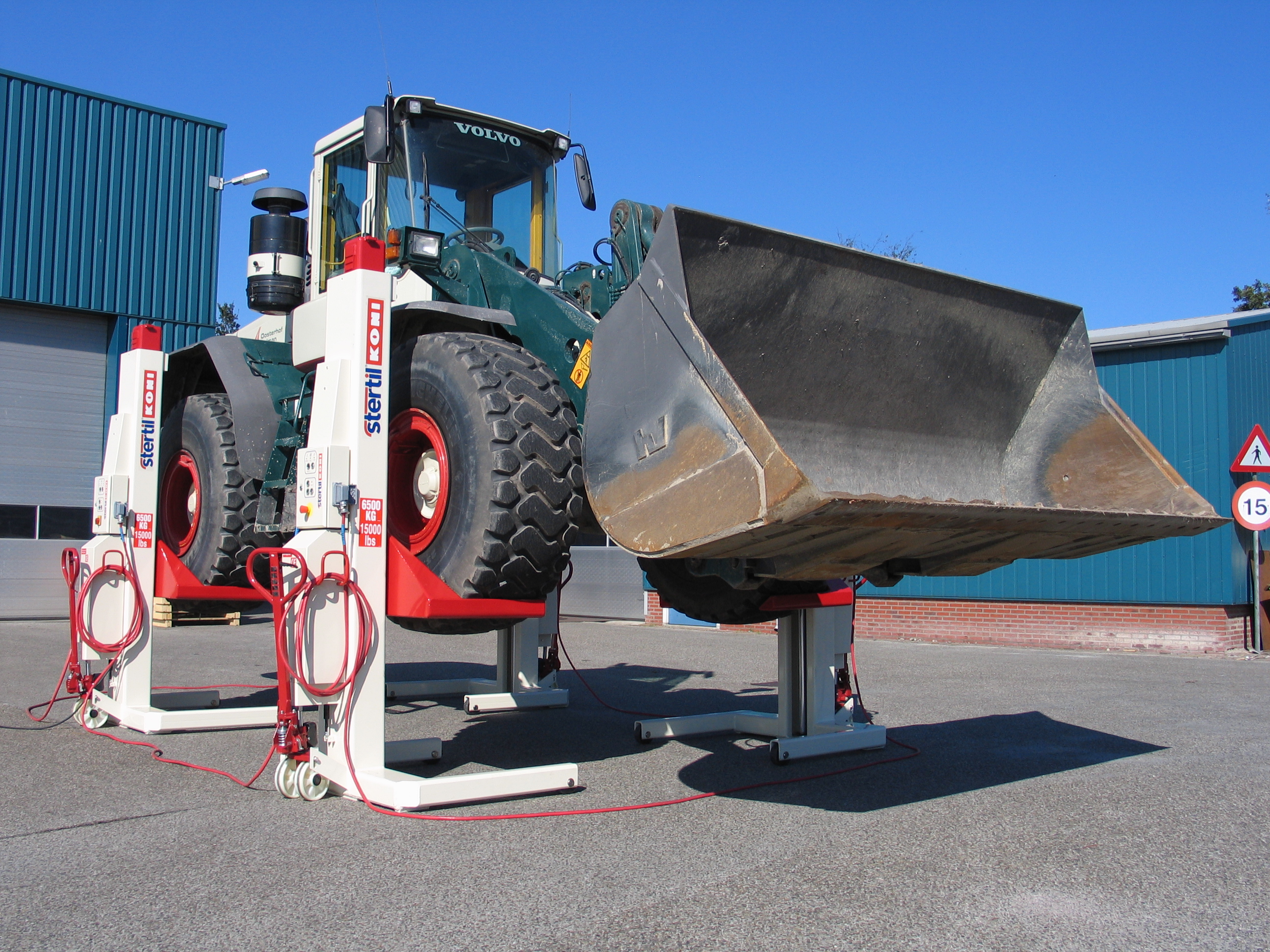 ST 1065 mobile column lifts designed for off-road vehicles with large wheel diameters