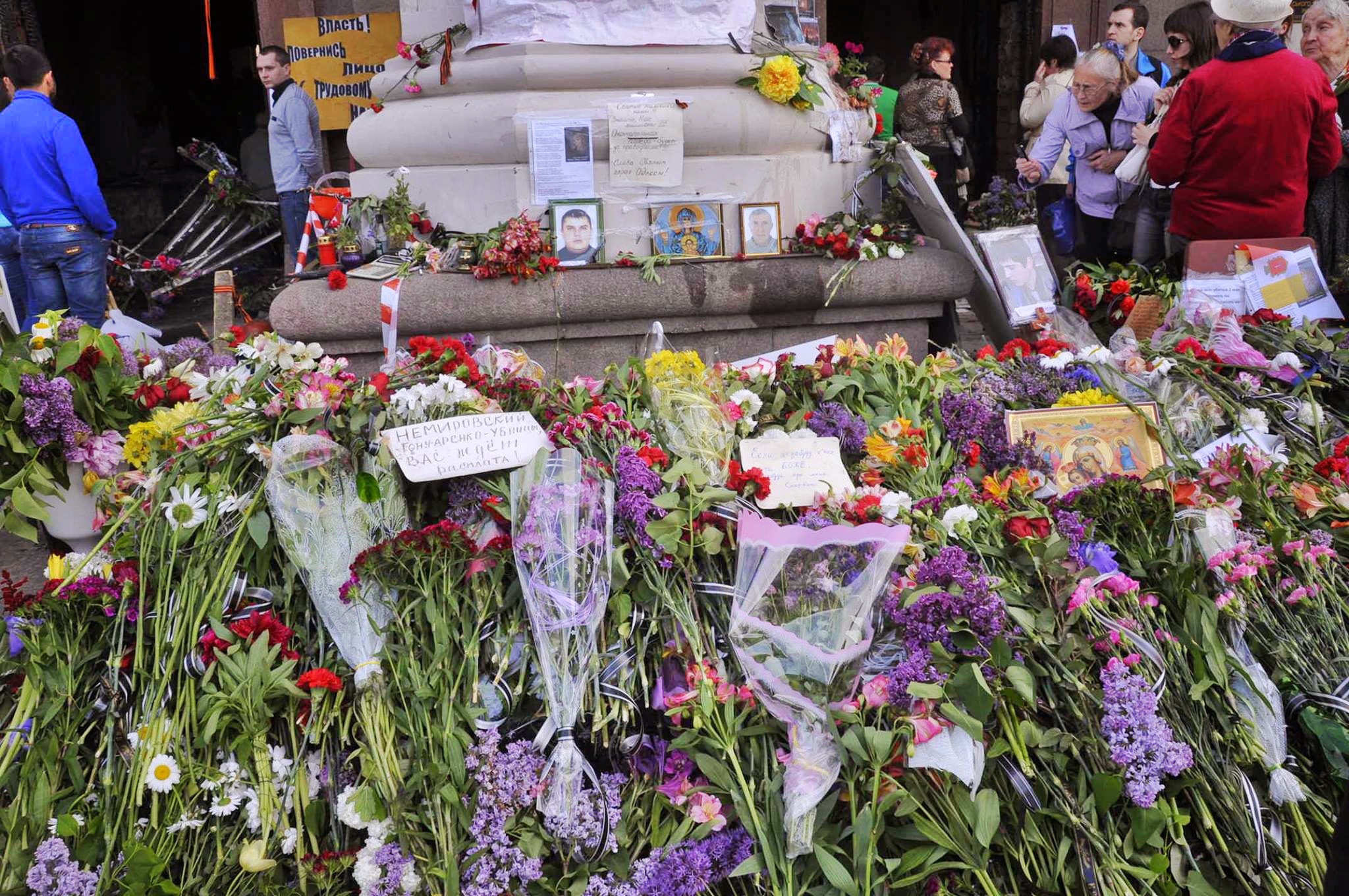Flowers to commemorate the victims of Odessa tragedy