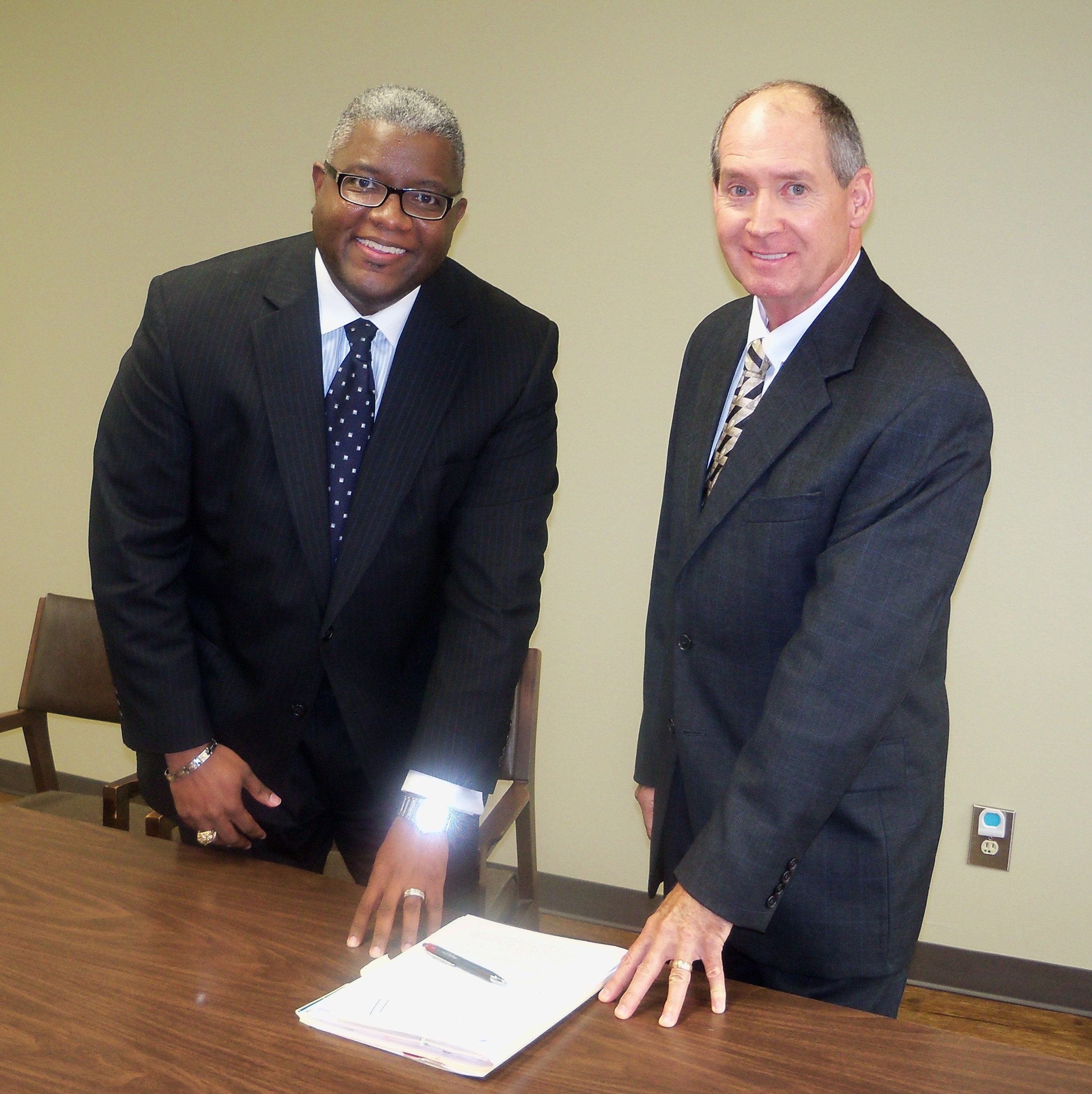 Dr. Sizer and Larry Donner sign a memorandum of agreement