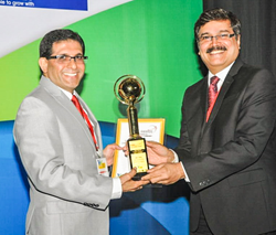 Adil Dalal receiving the Global Award from Mr. Prashant Hoskote, the Senior Director of Max India Group,