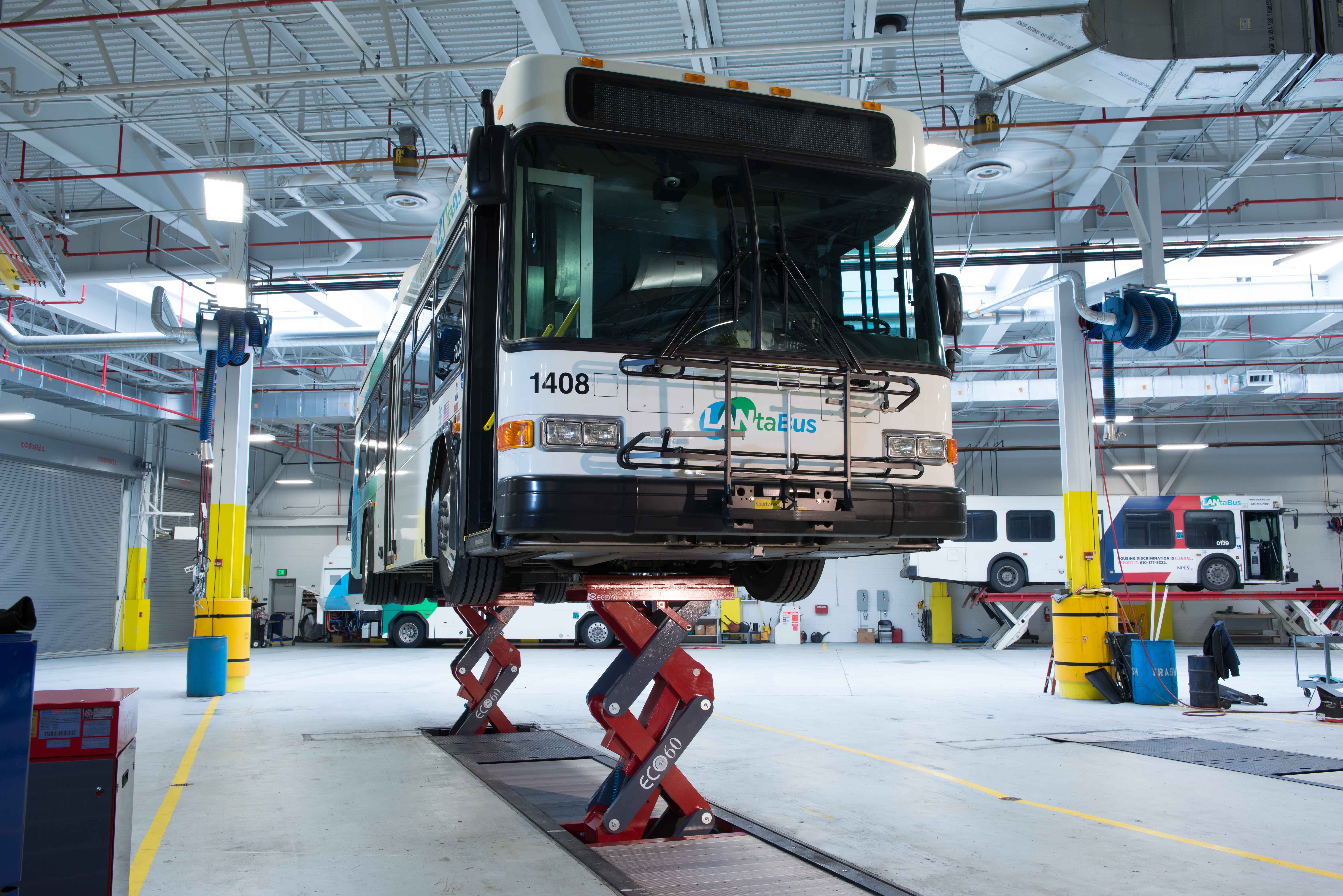 Stertil-Koni ECOLIFT 60 (foreground), SKYLIFT (back)