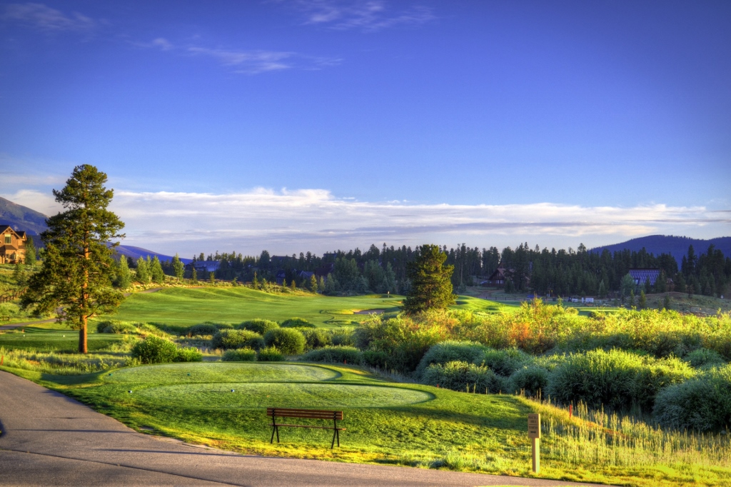 Sitting 403 yards from the pin, the first hole of the Bear 9 offers sweeping views of the Rocky Mountains.