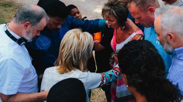 Alex Kendrick, Dr. Tony Evans, Beth Moore, Priscilla Shirer and Stephen Kendrick pray over the Mitchell family and ask God to bless their home in Jesus’ name (the Mitchell home served as filming locat