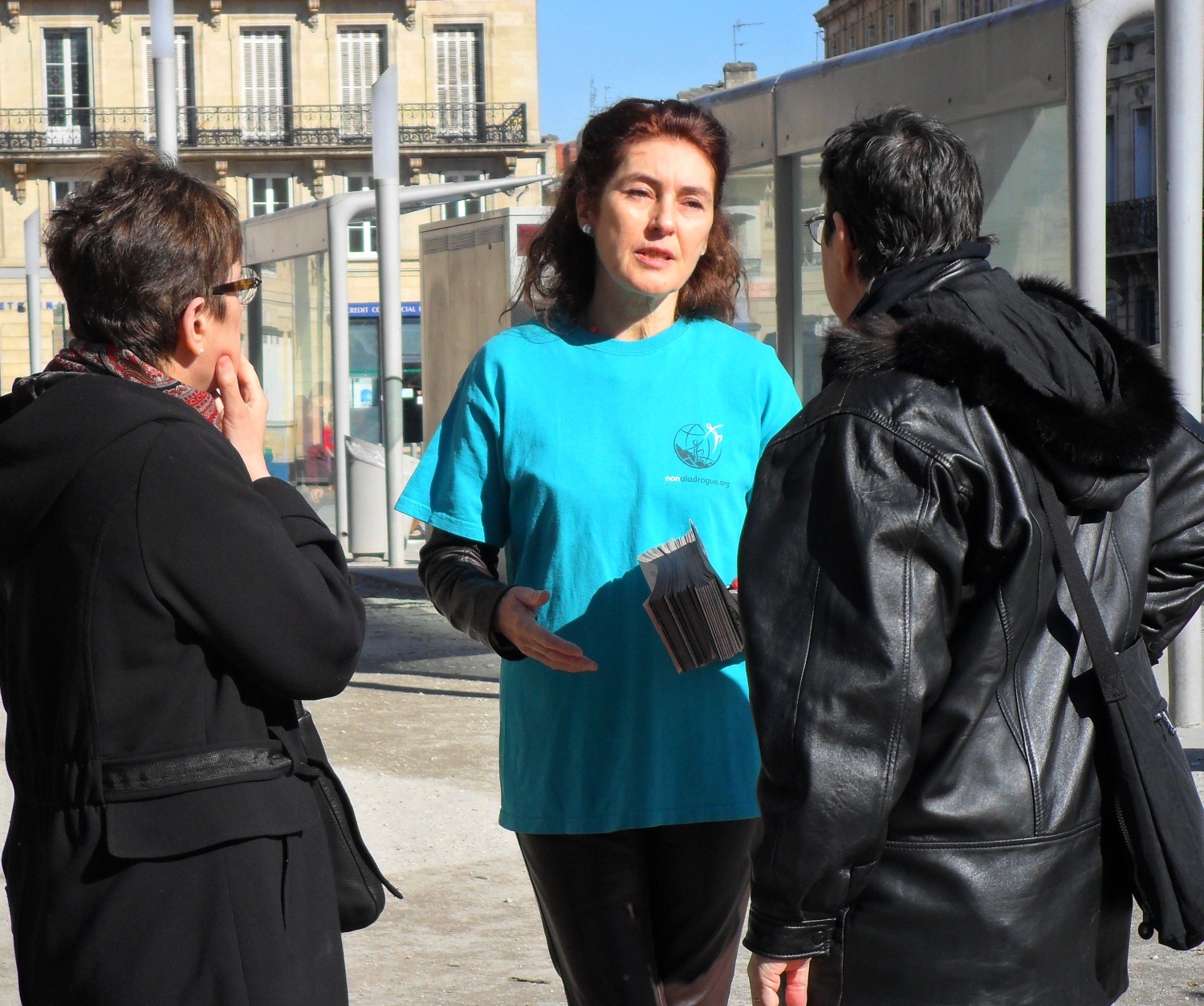 Scientologist from Bordeaux engages people in a discussion on the importance of drug education.